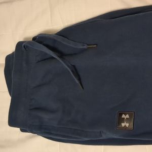 Under Armour Men's Fleece Joggers Sweatpant. Large Blue. like new. Very nice.